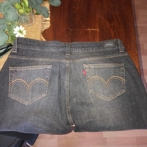 Levi’s dark gray jean - Picture 5 of 7